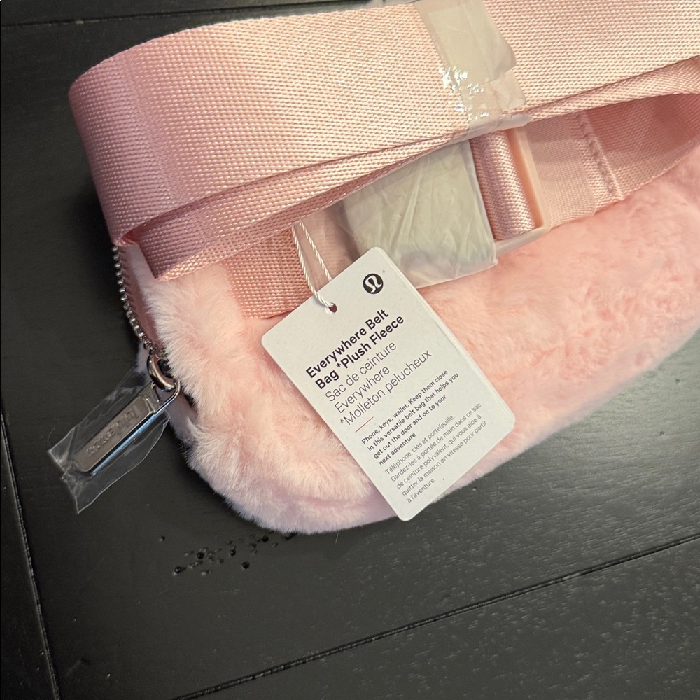 Lululemonβ Everywhere Belt Bag Strawberry Milkshake Plush Fleece 1L NEW pink - Picture 3 of 5